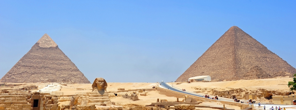 Tourists watching Great Pyramid of Giza
