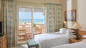 Sheraton Soma Bay: Room with two beds, balcony, and a stunning ocean view.