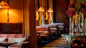 Cozy vintage lounge with tufted seating at Cairo Marriott Hotel & warm lighting.